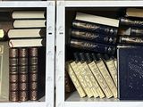 de nombreux livres qui se trouvent sur les étagères de la pièce