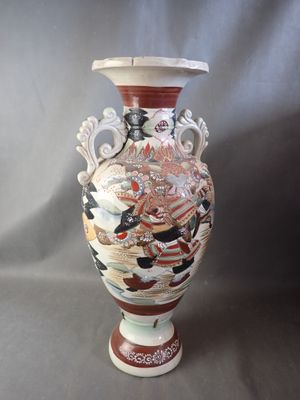 un vase avec un tableau posé sur une table