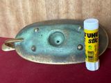 un tube de copeaux de tuf à côté d'un objet métallique