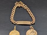 Gros plan sur un bracelet en or orné d'une pièce de monnaie