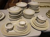 beaucoup d'assiettes et de bols sur la table