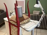 un bureau avec une chaise et une lampe dans une pièce