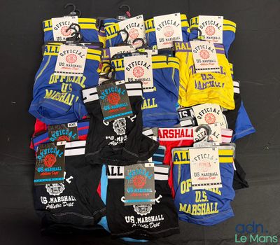 plusieurs paires de chaussettes posées sur une table
