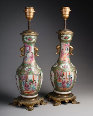 paire de vases chinois anciens posés sur des socles, sur un fond gris