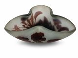 un saladier en verre orné d'un motif marron et blanc