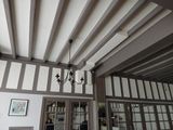 un lustre suspendu au plafond d'un salon