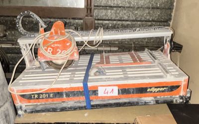 une machine posée sur une table