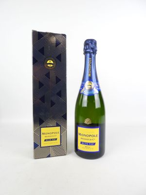 la bouteille de champagne est à côté de la boîte sur la table