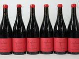 six bouteilles de vin rouge alignées