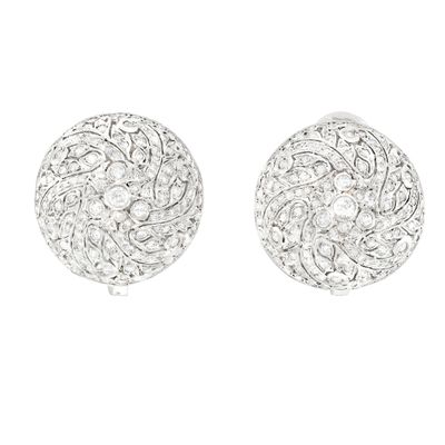 une paire de boucles d'oreilles en or blanc et diamants