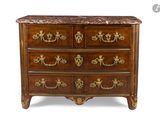 une commode ancienne avec un dessus en marbre et des poignées en laiton