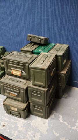 Lot de 17 boîtes en métal à munition militaire (vides)