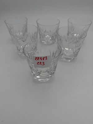quatre verres portant des chiffres, posés sur une table