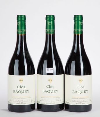 trois bouteilles de vin rouge sont alignées sur une surface blanche