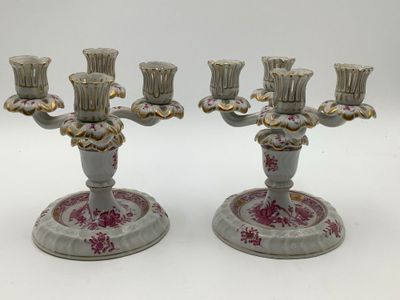 paire de chandeliers anciens en porcelaine ornés de motifs floraux roses et blancs