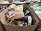 de nombreux cartons remplis d'objets qui s'empilent les uns sur les autres