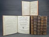 plusieurs vieux livres sont empilés sur une table