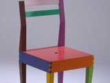 une chaise colorée posée sur une surface blanche