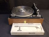 un tourne-disque posé sur une boîte