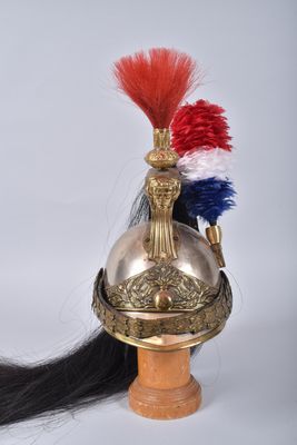 une image représentant un casque orné d'une crête rouge, blanche et bleue
