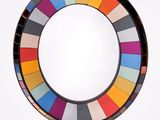 un miroir rond orné d'un motif multicolore