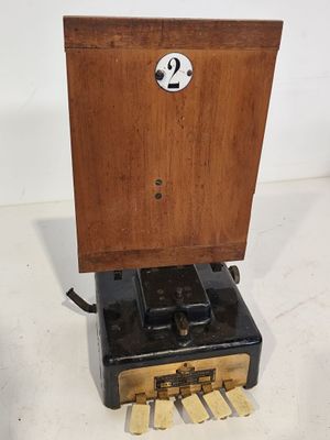 une petite boîte en bois sur laquelle est inscrit un numéro