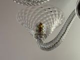une lampe en verre suspendue au plafond dans une pièce