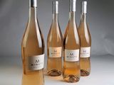 trois bouteilles de vin posées l'une à côté de l'autre sur une table