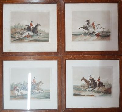 quatre reproductions encadrées représentant des chevaux et des jockeys en pleine course, dans un cadre en bois
