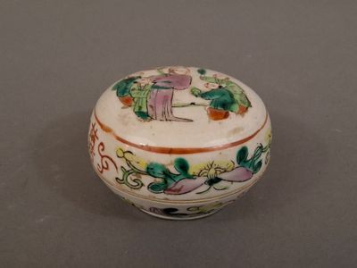 Chine, Boite ronde en porcelaine à décor émaillé polychrome …