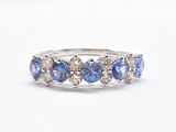 gros plan d'une bague en diamant bleu et blanc sur une surface blanche