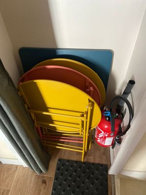 une pile d'assiettes et un extincteur à côté d'une borne d'incendie
