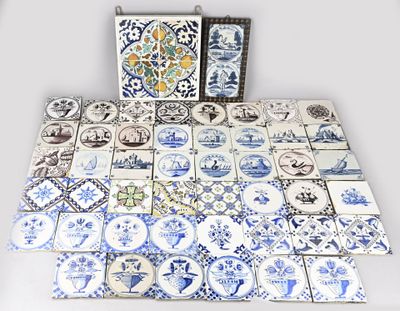 de nombreux carreaux bleus et blancs au sol, ornés de motifs