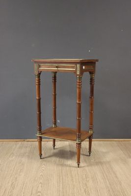 une vieille table en bois surmontée d'un tiroir