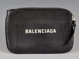 un sac en cuir noir sur lequel est inscrit le mot « Balenciaga »