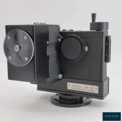 un appareil photo posé sur un trépied