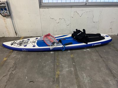 une planche de surf bleue et blanche posée dans un garage