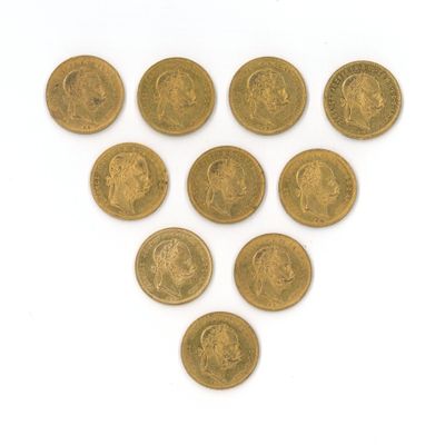 un tas de pièces d'or disposées en forme de cœur