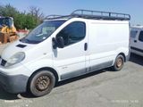 une camionnette blanche garée sur le parking