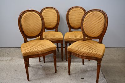 lot de quatre chaises de salle à manger de style français ancien, avec assise rembourrée