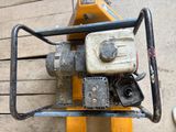 une petite machine posée sur une palette