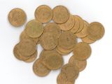 une pile de pièces d'or sur une surface blanche