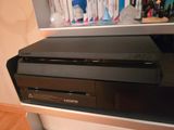 une photo d'un lecteur DVD posé sur une étagère