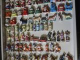 un réfrigérateur sur lequel sont accrochées de nombreuses décorations de Noël