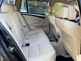 l'intérieur d'une voiture avec la porte ouverte et le siège du conducteur abaissé