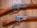 Ces deux armes sont posées l'une à côté de l'autre sur un plancher en bois.