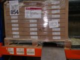 une palette remplie de cartons, placée sur une autre palette dans un entrepôt