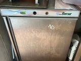 une machine posée sur le sol de la cuisine