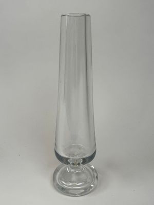 un vase en verre posé sur une table