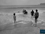 des gens qui sortent de l'eau sur la plage